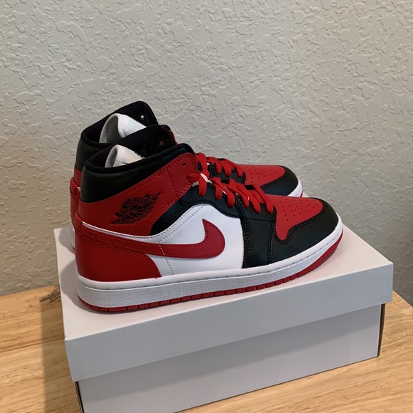 🖤❤️NIKE AIR JORDAN 1 MID SNEAKERS❤️🖤 - Picture 5 of 12